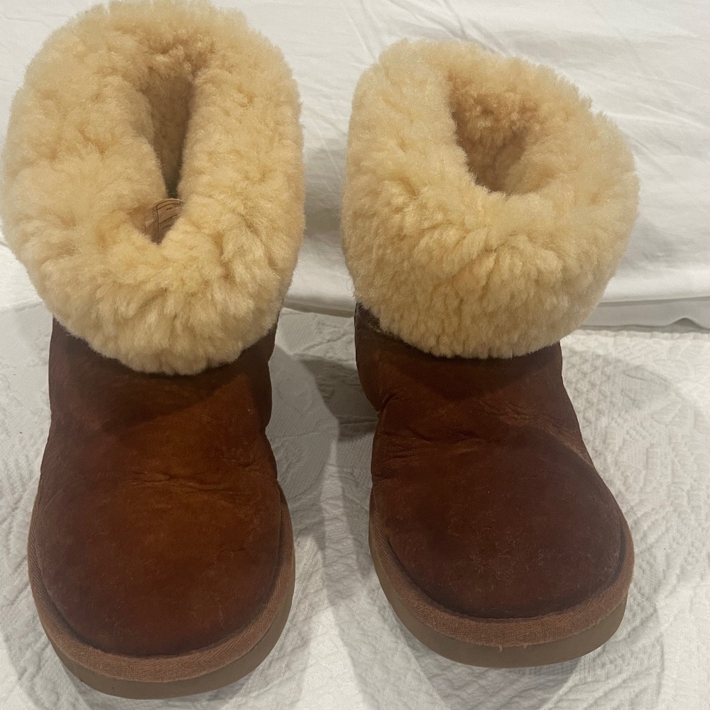 UGG Essential  Used excellent condition size 9  $15